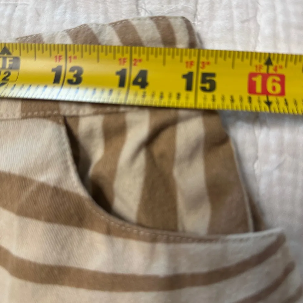 Japna Skirt Shorts with an elastic waist in back size large - Image 6