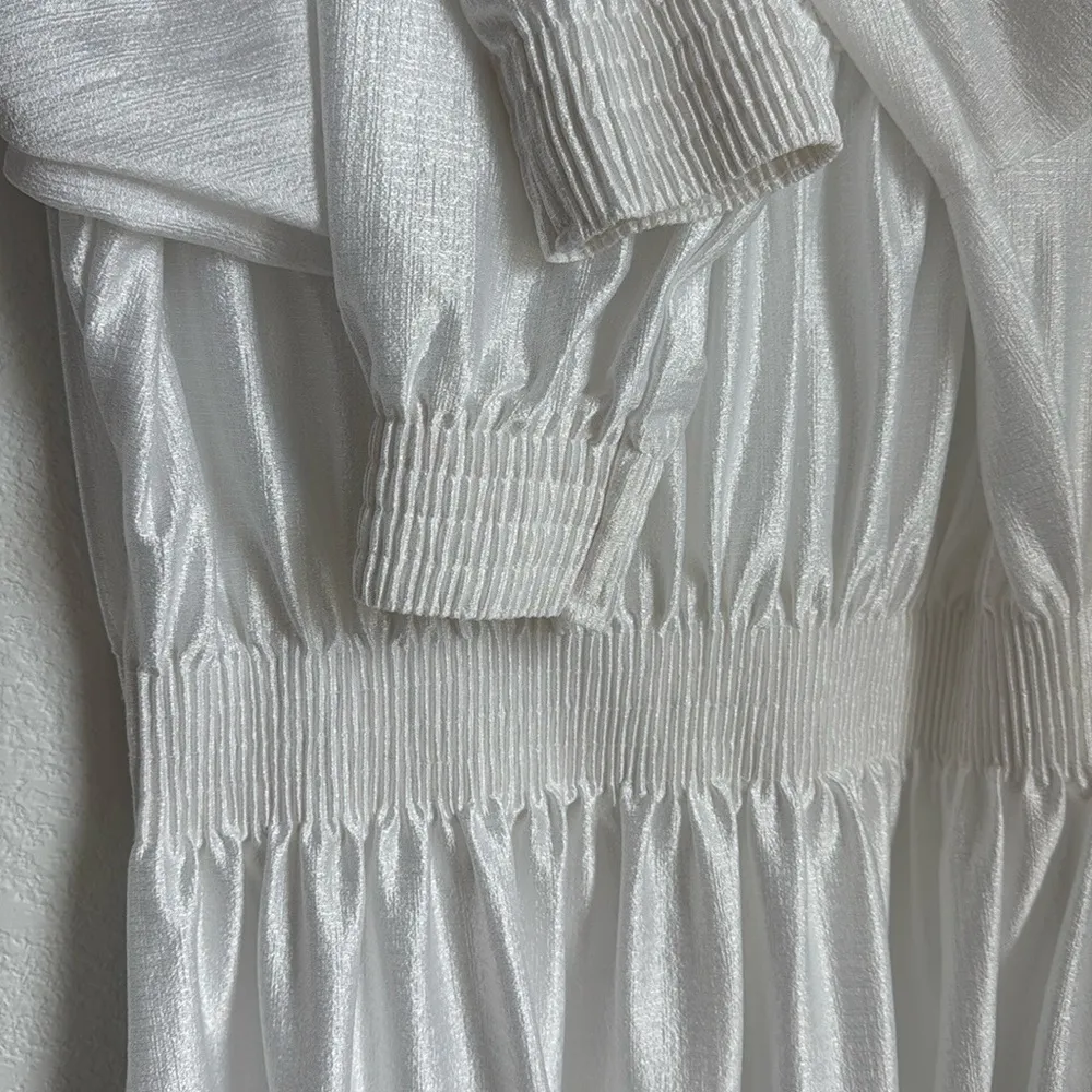 White Wedding Dress with Elegant Silhouette Size 00 - Image 5