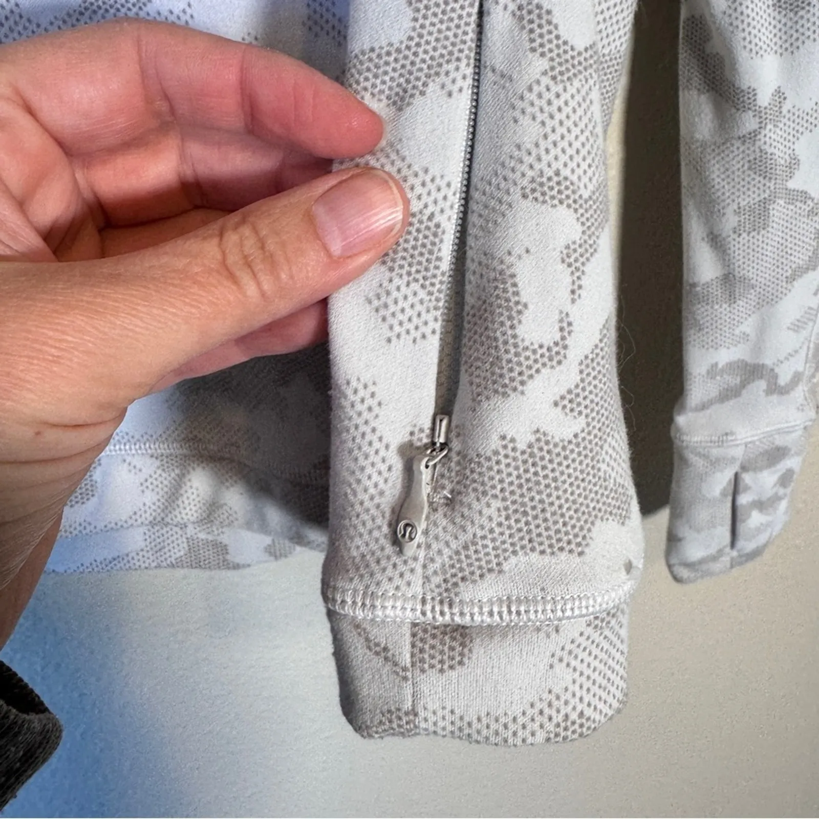 Lululemon Grey Camo Print Long Sleeve Shirt Womens 6 Athletic Fall Cozy Runners - Image 3