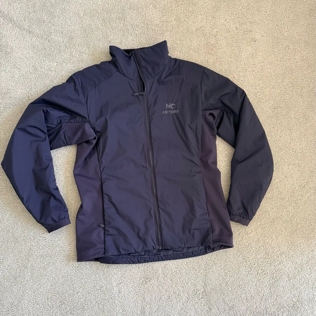 Arc’teryx Women’s Atom Jacket size L in black sapphire - Image 5