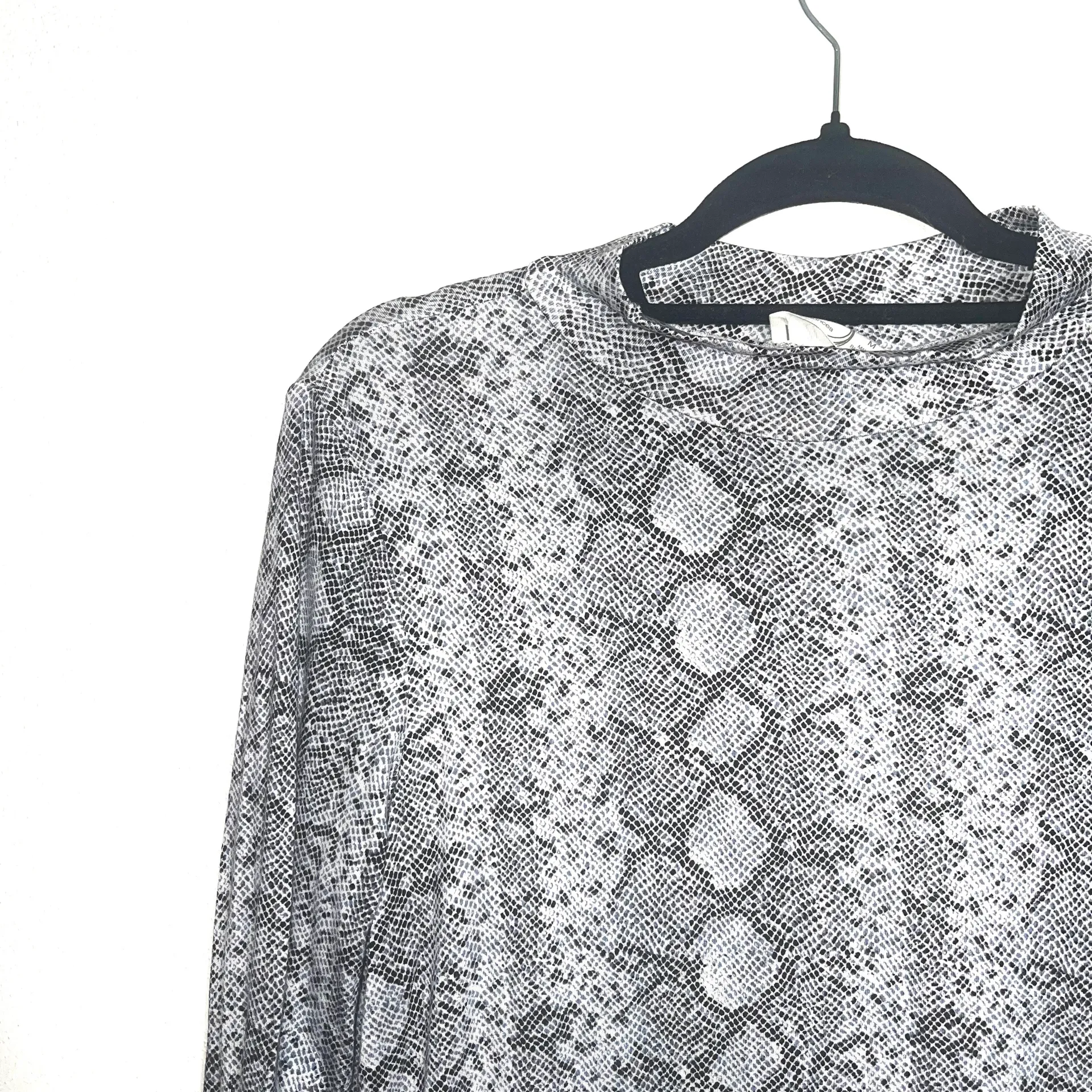 Maurices 24/7 Gray & White Snakeskin Mock Neck Long Sleeve Tee - Image 4