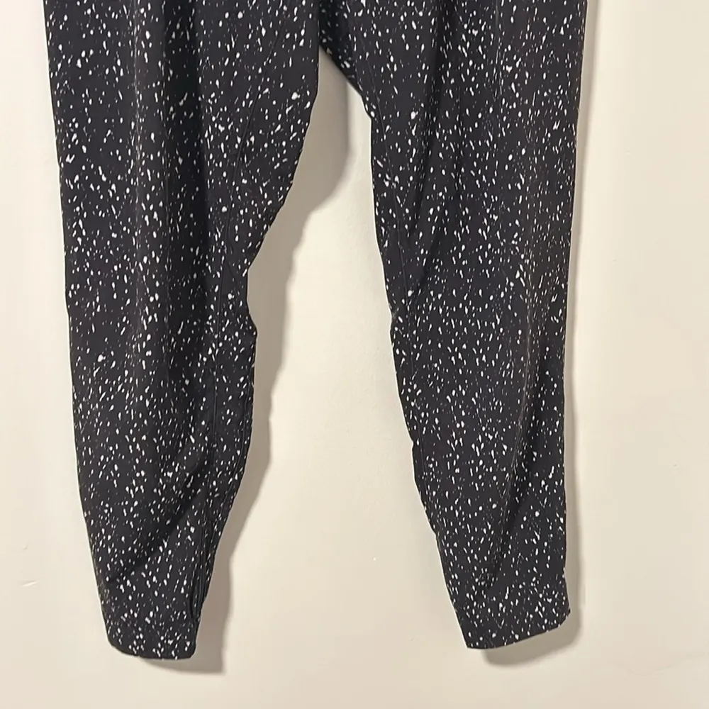 Lululemon Lightweight Black Joggers Travel Athletic Hiking Size 6 - Image 2