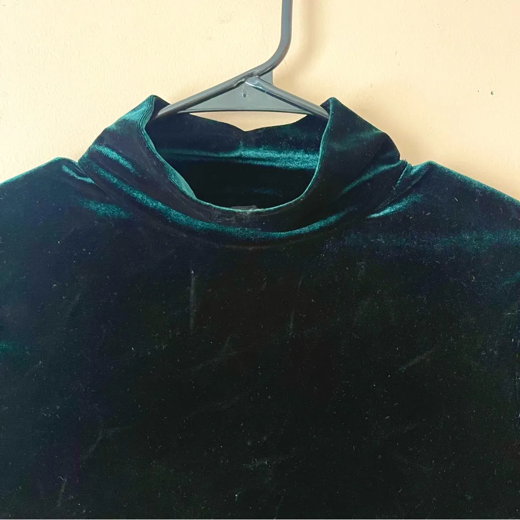 ZARA | Emerald Green Velour Short Sleeve Mock Neck Top Sz M - Image 4