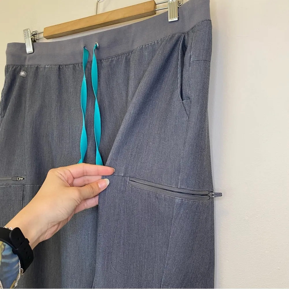 FIGS 7-Pocket Adjustable Ankle Scrub Pants Zippered Back Pockets Gray Sz Large - Image 7