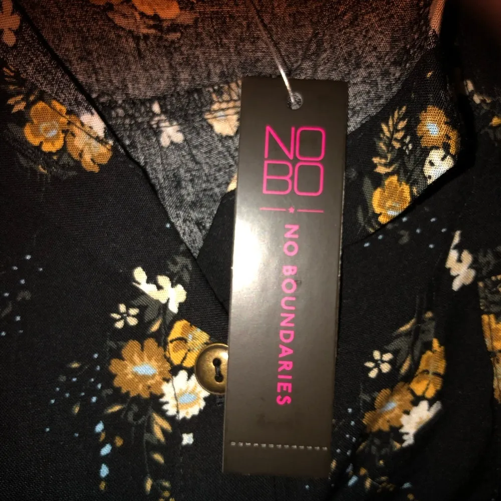 NO BOUNDARIES Shirt Size 3X 23-25 Juniors Tie Front Black Floral New - Image 5