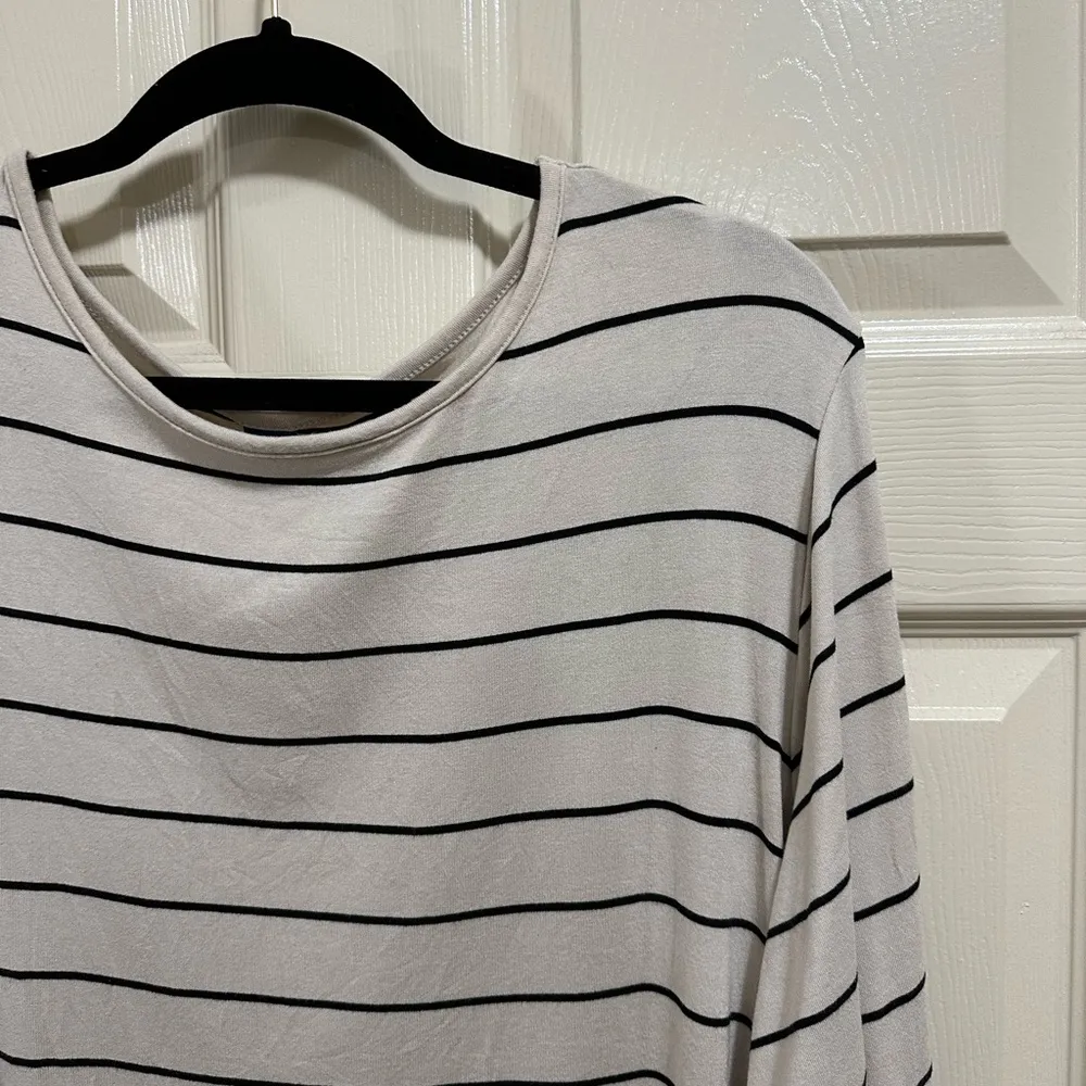 Old Navy luxe long sleeve crew neck shirt cream with black stripes size 2X - Image 4