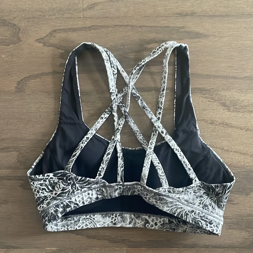 Lululemon Free to Be Serene Sports Bra - Size 4 - Image 3