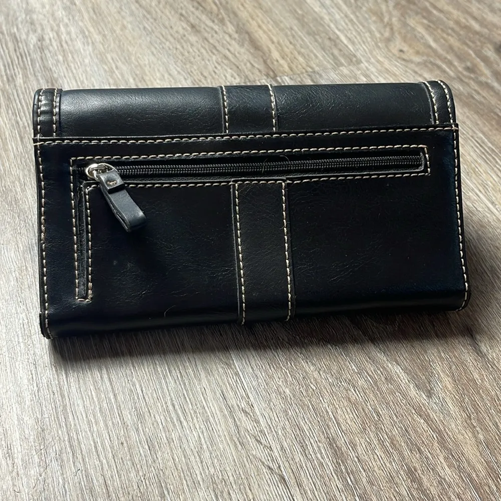 Liz & Co Wallet with Silver Ring Accent Black - Image 2