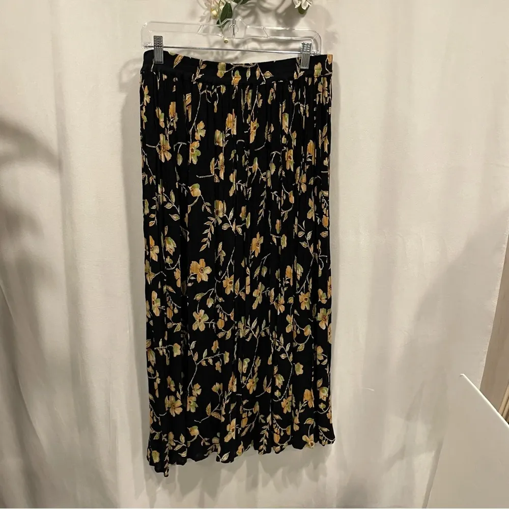 Vintage 80’s-90’s pleated flowy elastic waist midi skirt black floral buttercup - Image 4