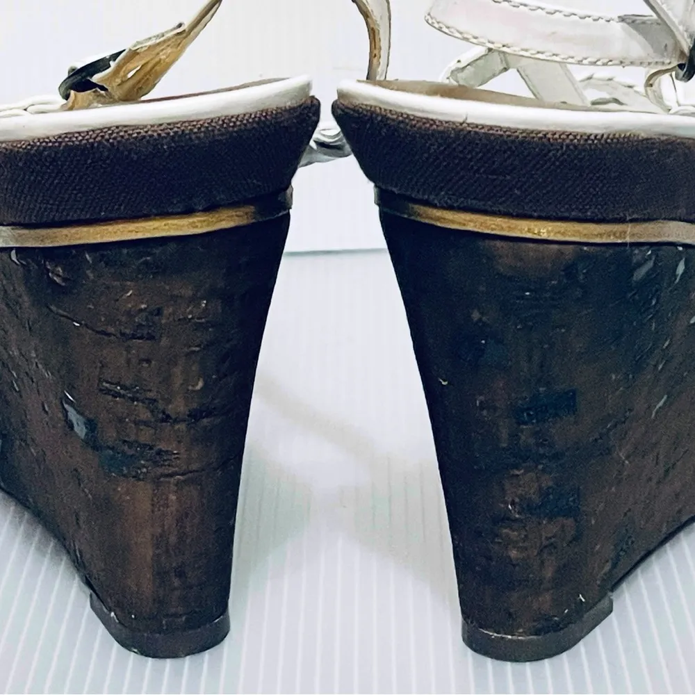 COLE HAAN SZ 8 White patent leather woven  Wedge Sandals Slingback Cork Gold - Image 7