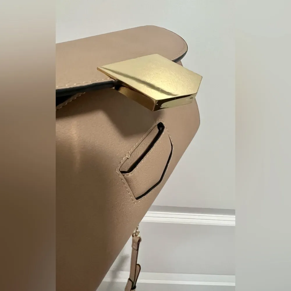 Urban Expressions small tan crossbody bag - Image 3