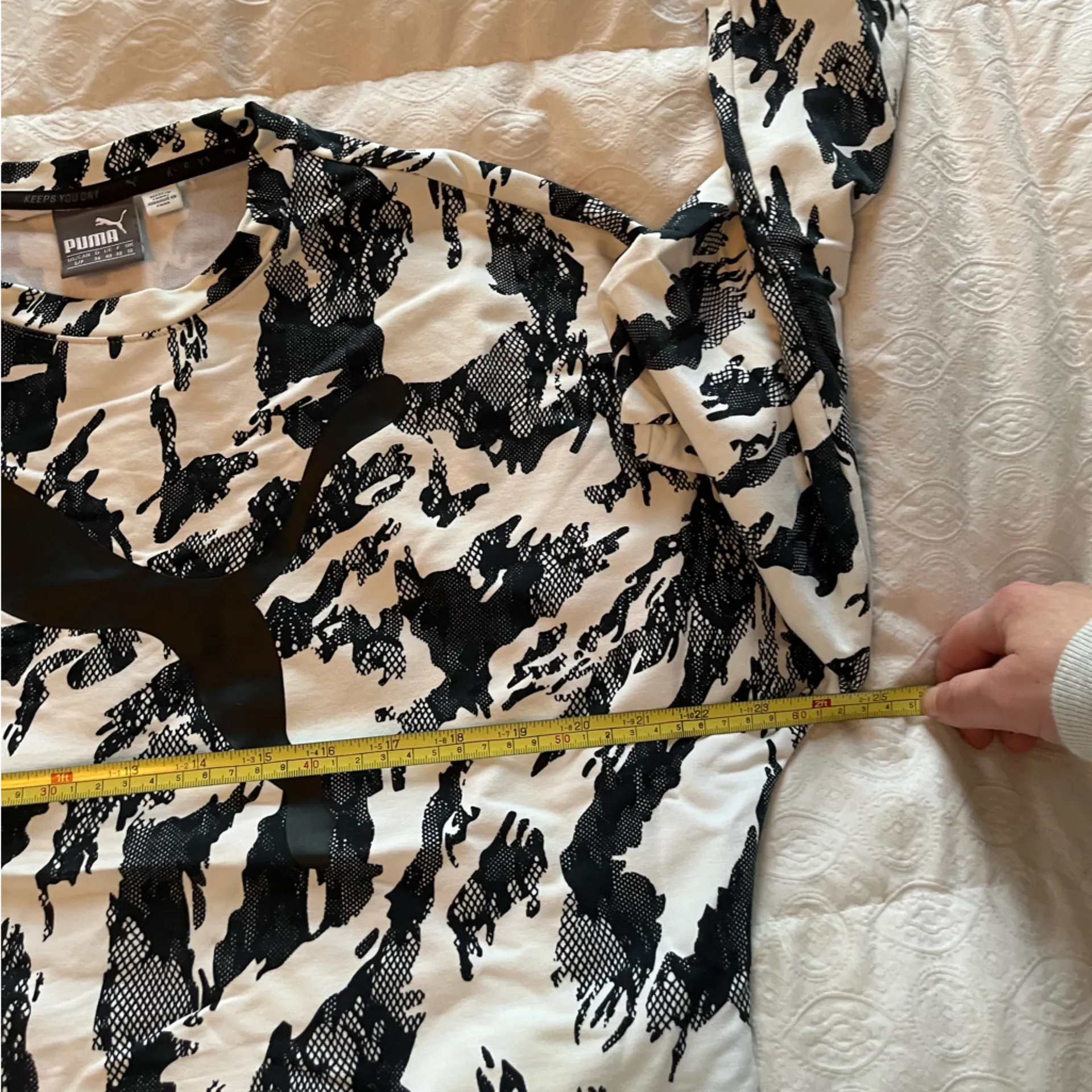 Puma  Monochrome Abstract Cropped Sweatshirt size small - Image 3