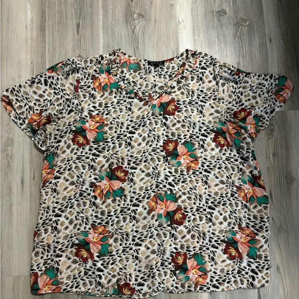 Sami & Jo XL Animal Print/Floral top pit to pit 23, length 25 - Image 5