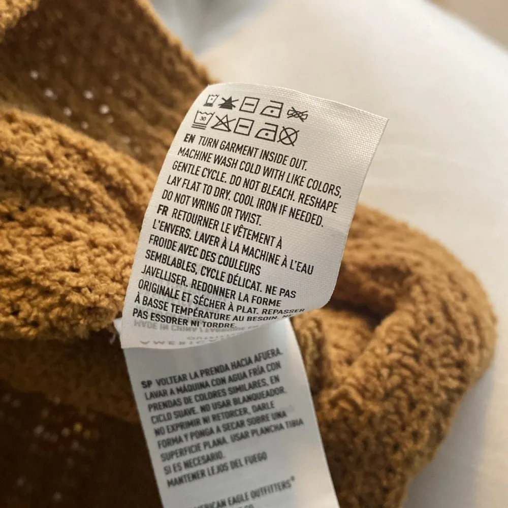 American Eagle Outfitters Small Gold Sweater Preowned Excellent Condition - Image 6