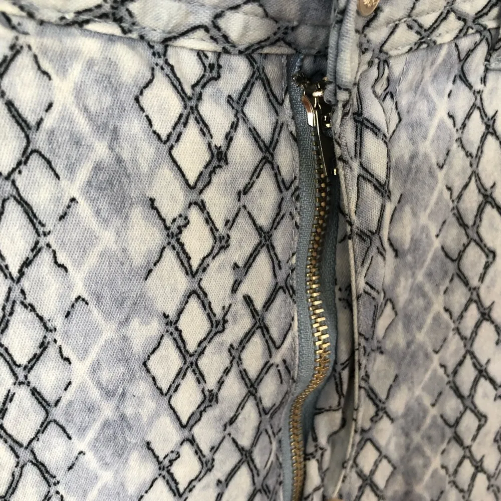 Newport News Jeanology High Rise Print Blue Pants 6T 33” Long - Image 4