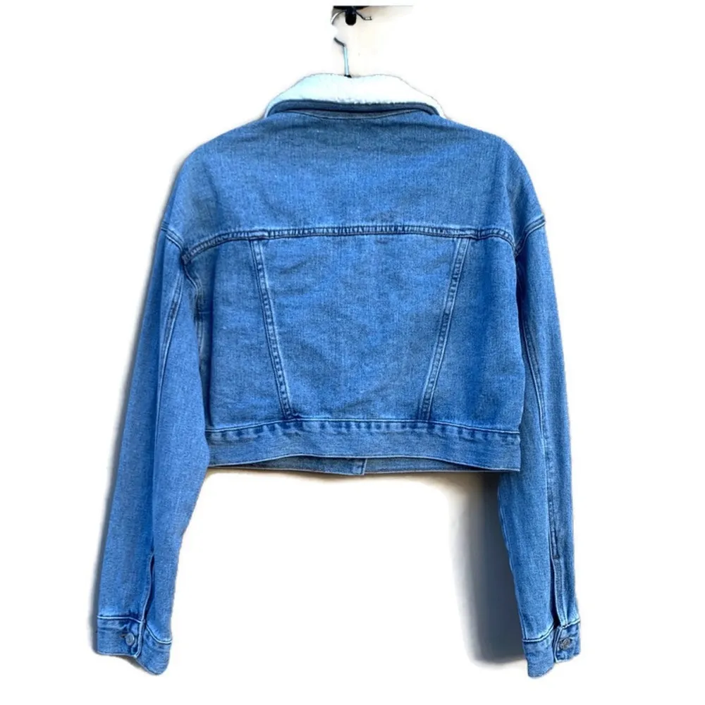 PacSun Faux Fur Sherpa Collar Cropped Denim Trucker Jacket NWT Small - Image 2