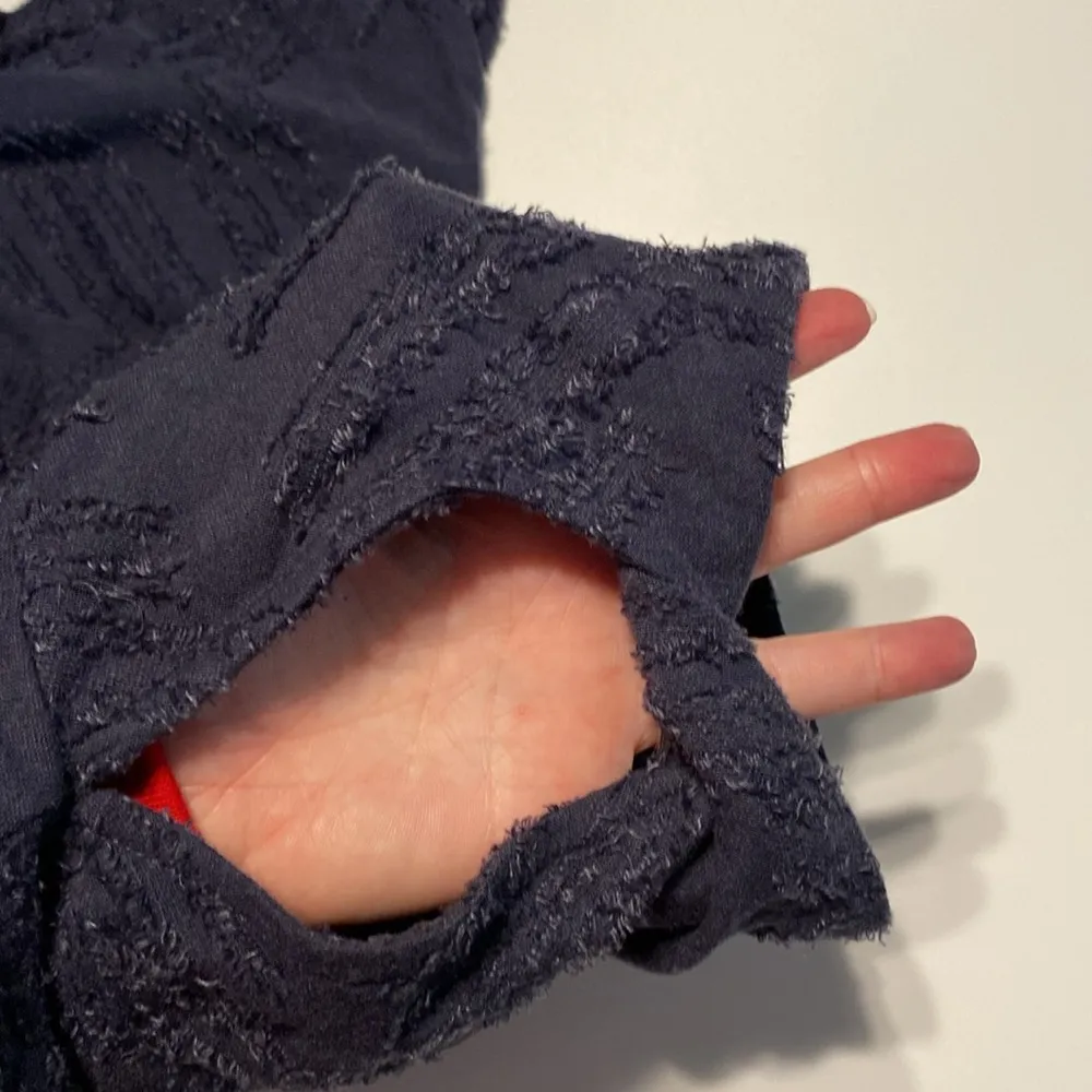 textured V-neck T-shirt top Chenille cold shoulder blue small - Image 4