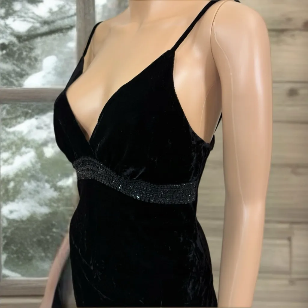 Elegant Black Velvet Top Express - Image 2
