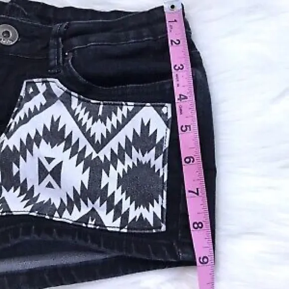 American Eagle VTG ChiQle Denim Architect Black & White Aztec Printed Patch Pattern Jean Shorts - Image 8