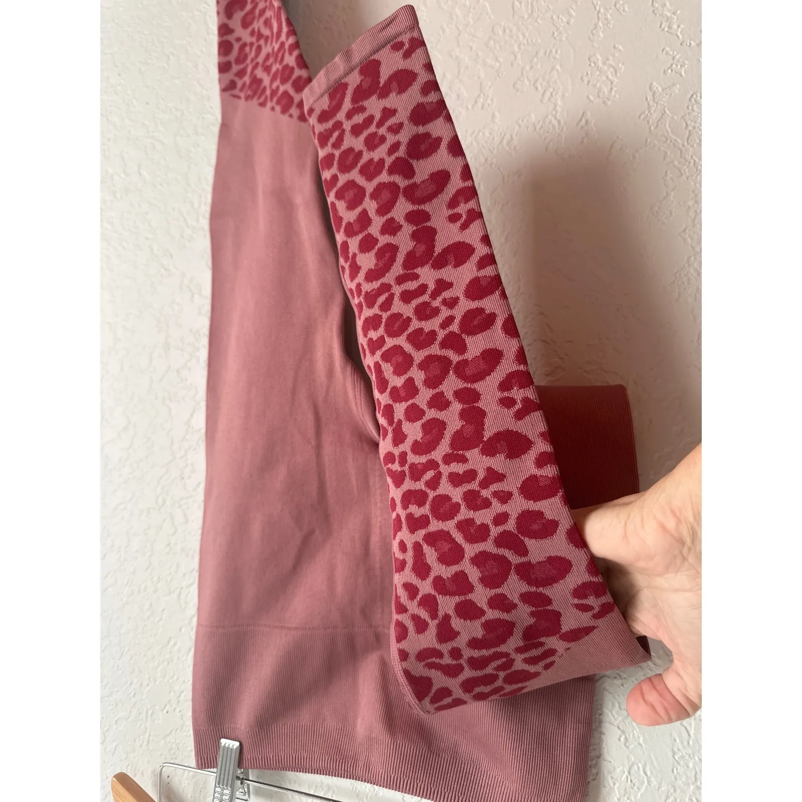 NEW Fabletics High Waisted Seamless Leopard Leggings Animal Print Pink Mauve - Image 3