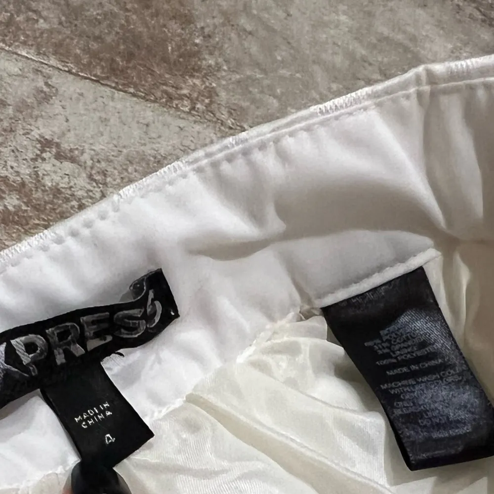 NEW Express High Rise Full White Mini Skirt Puckered Textured Dot Size 4 - Image 5