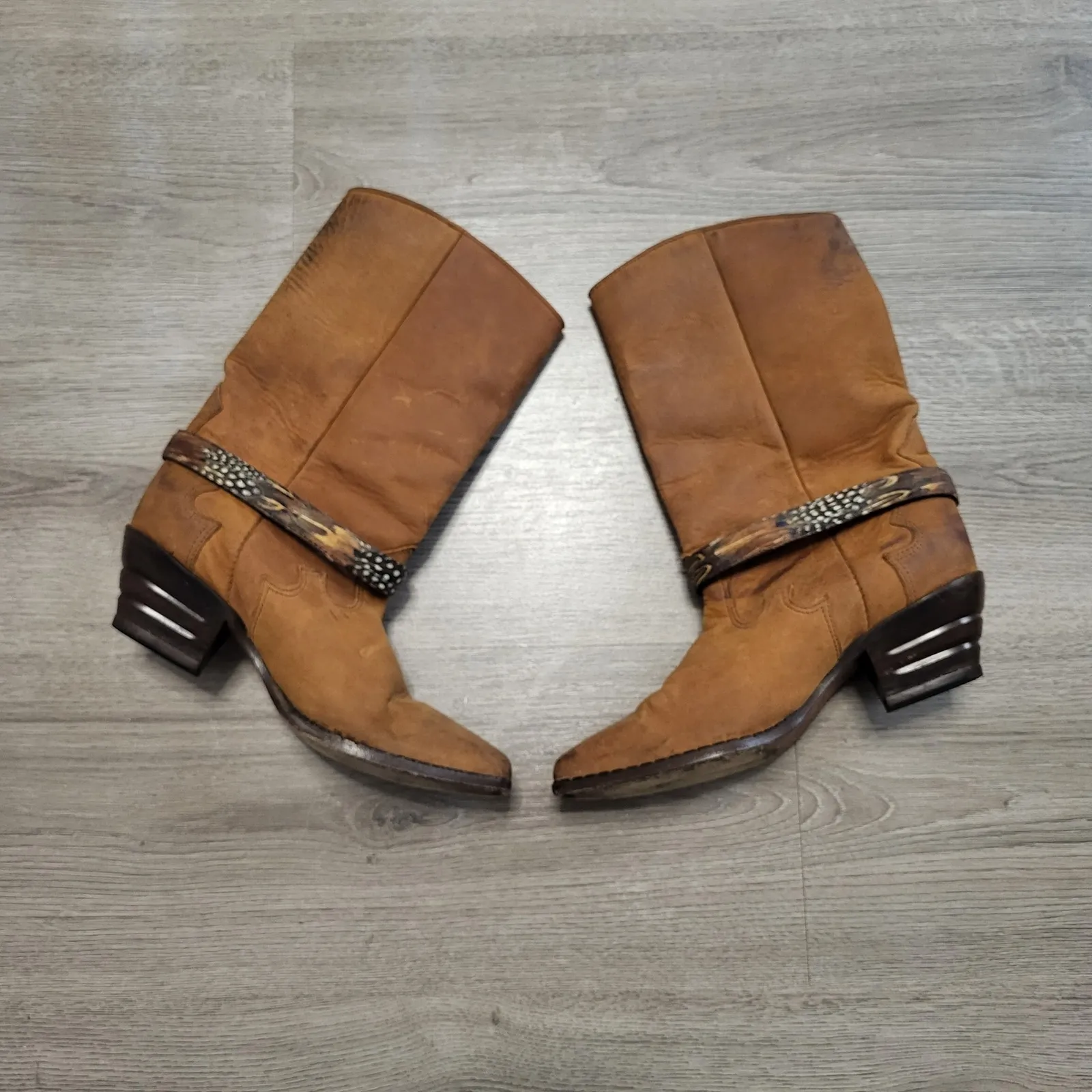 VINTAGE Zodiac 70s 80s Brown Leather Feather Embellished Heart Cowboy Boots sz 8 - Image 4