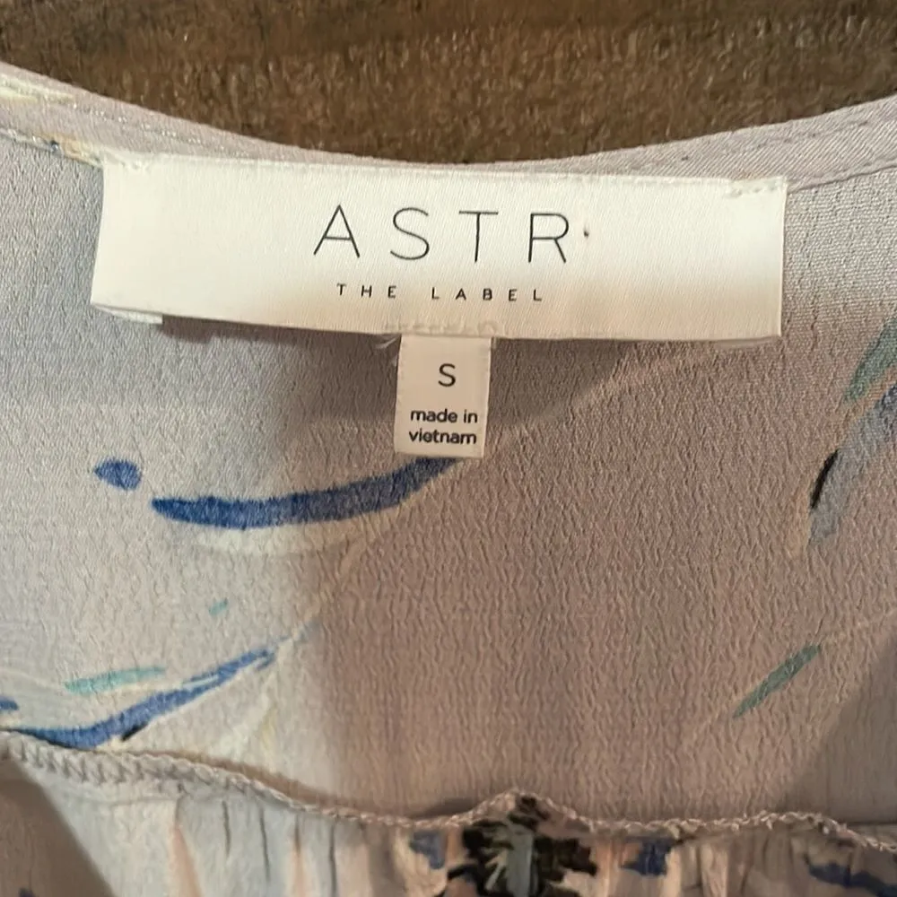 ASTR the Label Long Sleeved Gray Floral Romper - Image 4