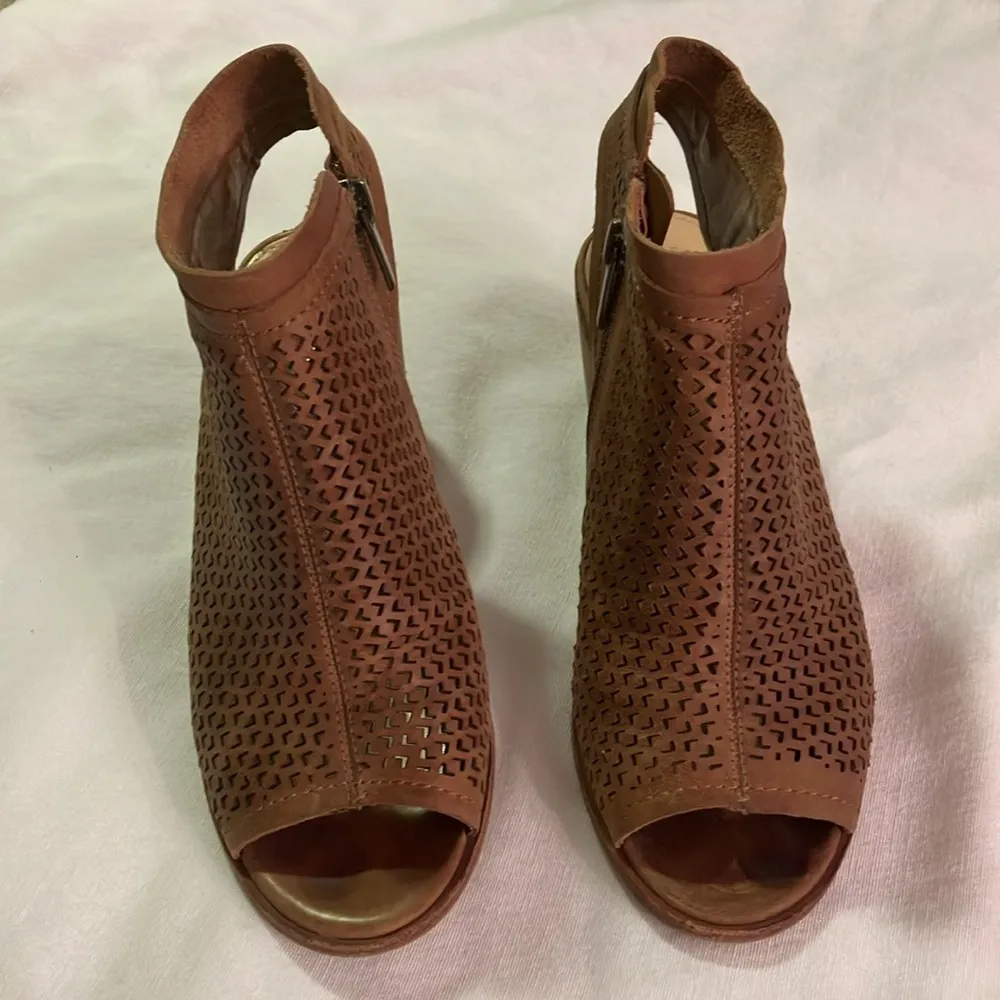 Vince Camuto Light Brown Heels Open Toe Open Heel Size 6 - Image 2