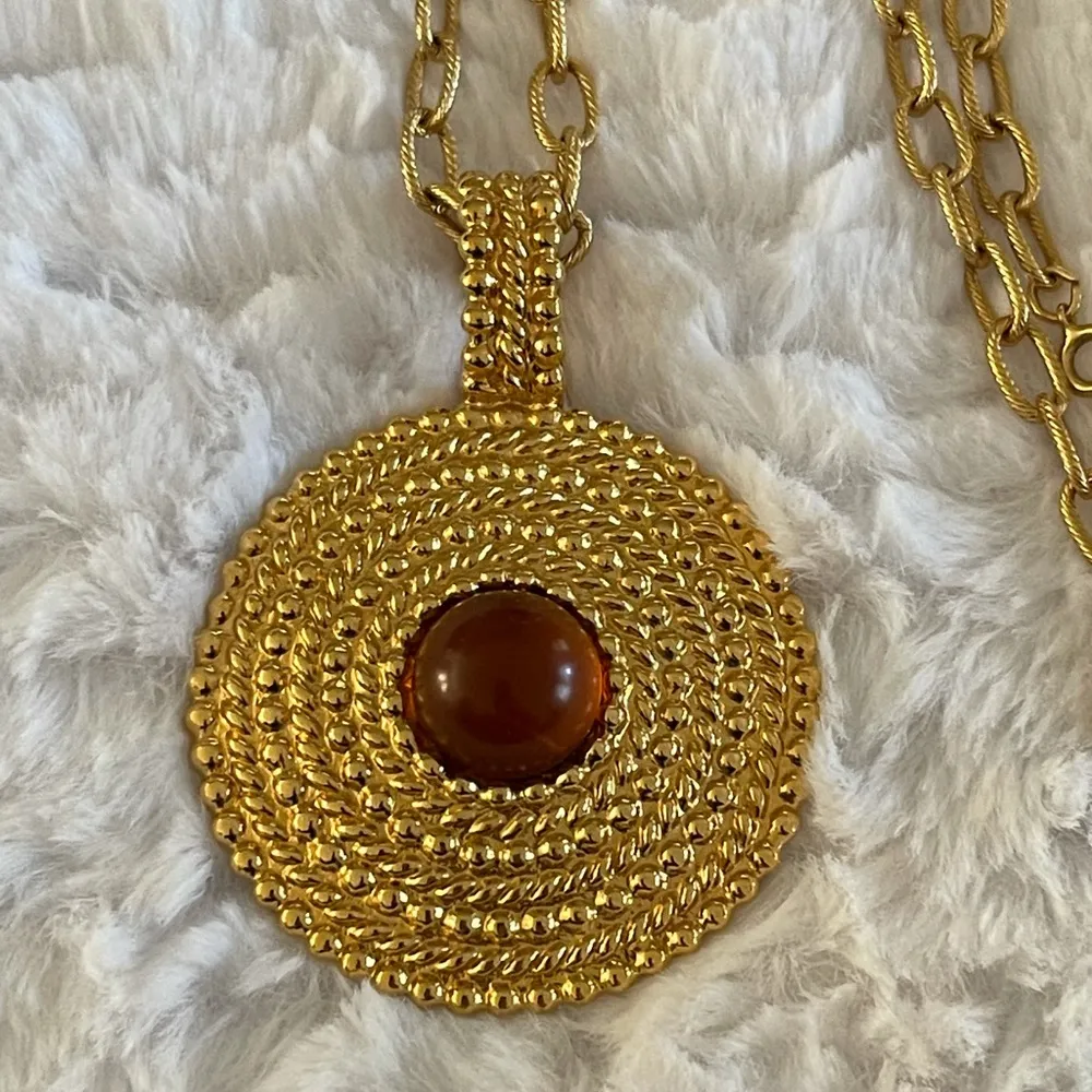 Vintage ‘80s large round gold tone amber color Cabochon medallion necklace Brown - Image 5