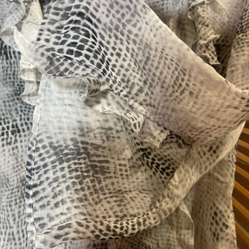 Zara Womens Gray Snake Print V Neck Ruffle Blouse 3/4 Sleeves Sheer Boho Fairy 🐍 - Image 3