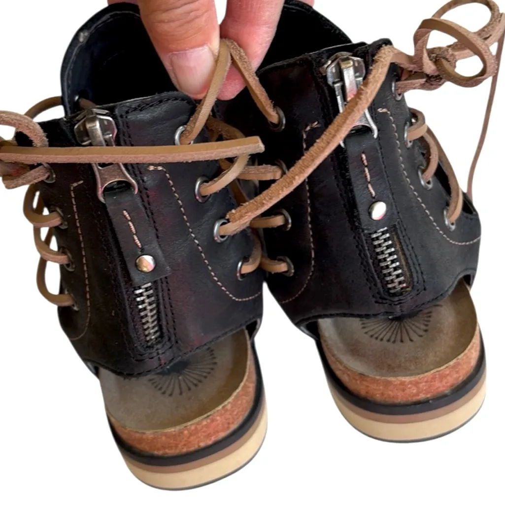 EUC OTBT Leather Locate Sandals Black Brown Size 7.5 - Image 4