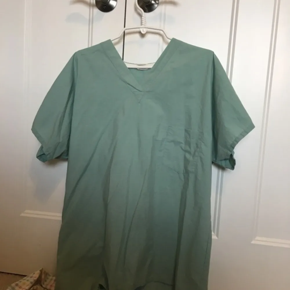 Women’s size large scrub top and jacket - Image 9