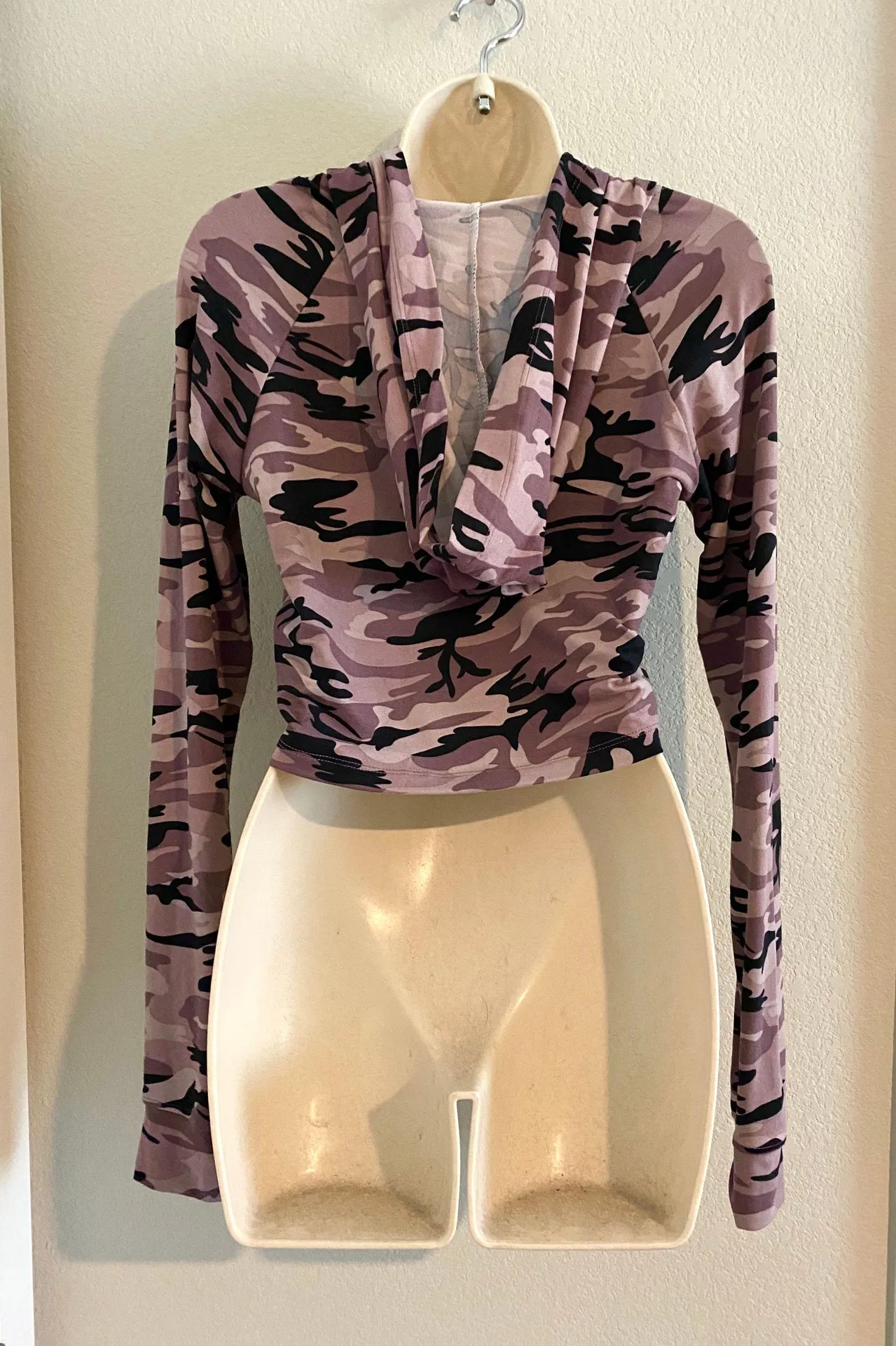 NWOT  stretchy camo cropped hoodie. Sz S - Image 3