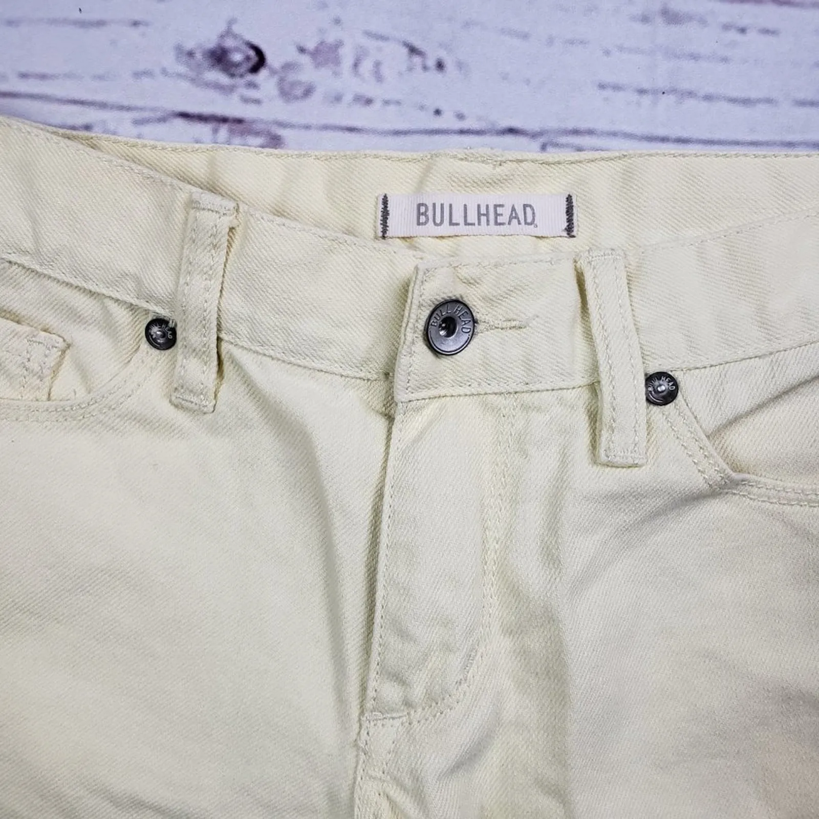 Bullhead Denim Yellow Wash Flat Front Midi Jean Shorts Junior's Size 1 - Image 3
