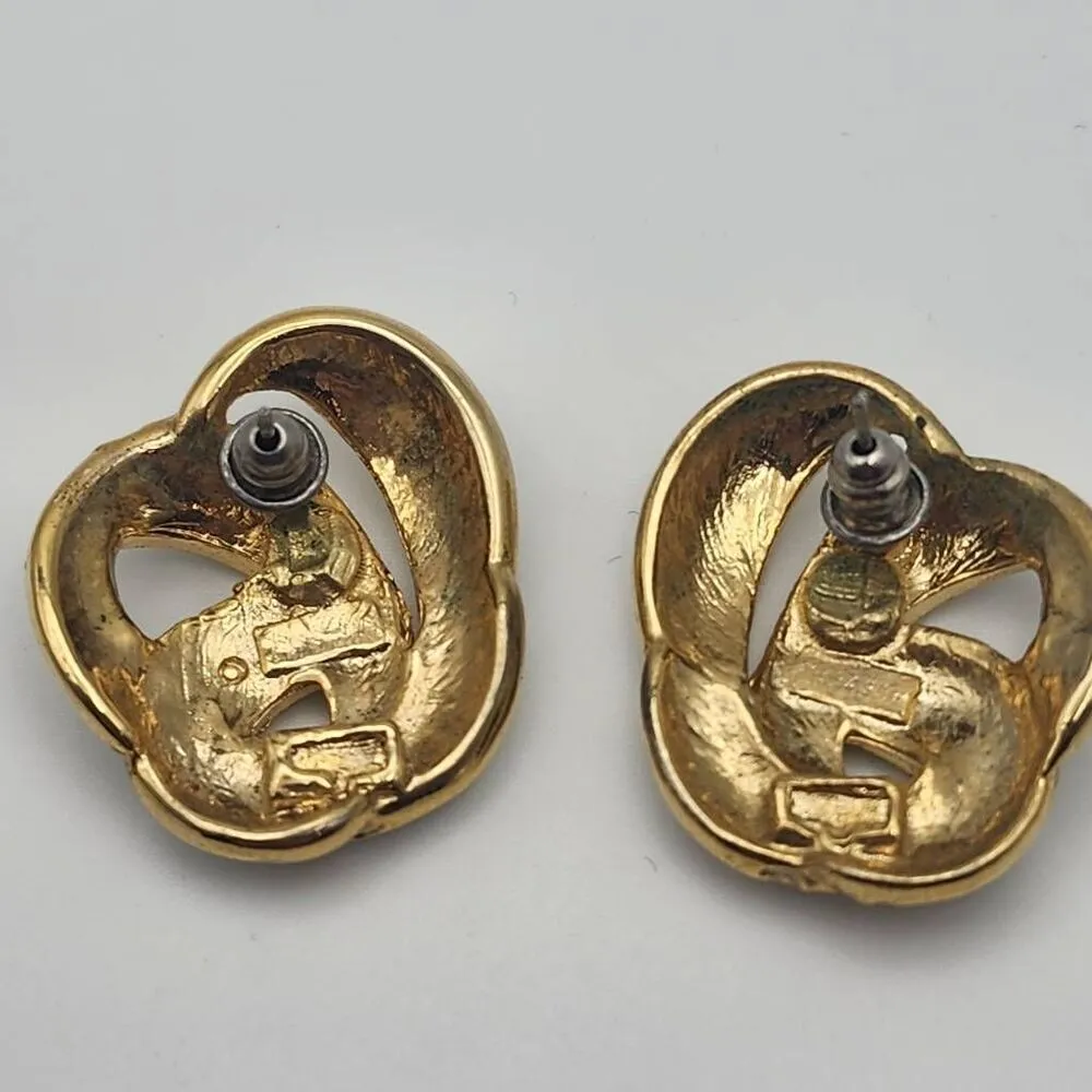 Vintage Trifari Cream, White, & Gold Tone Necklace & Earrings Set - Image 10