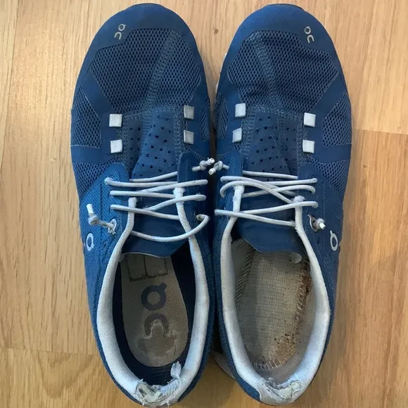 On cloud running sneakers in royal blue - Image 2