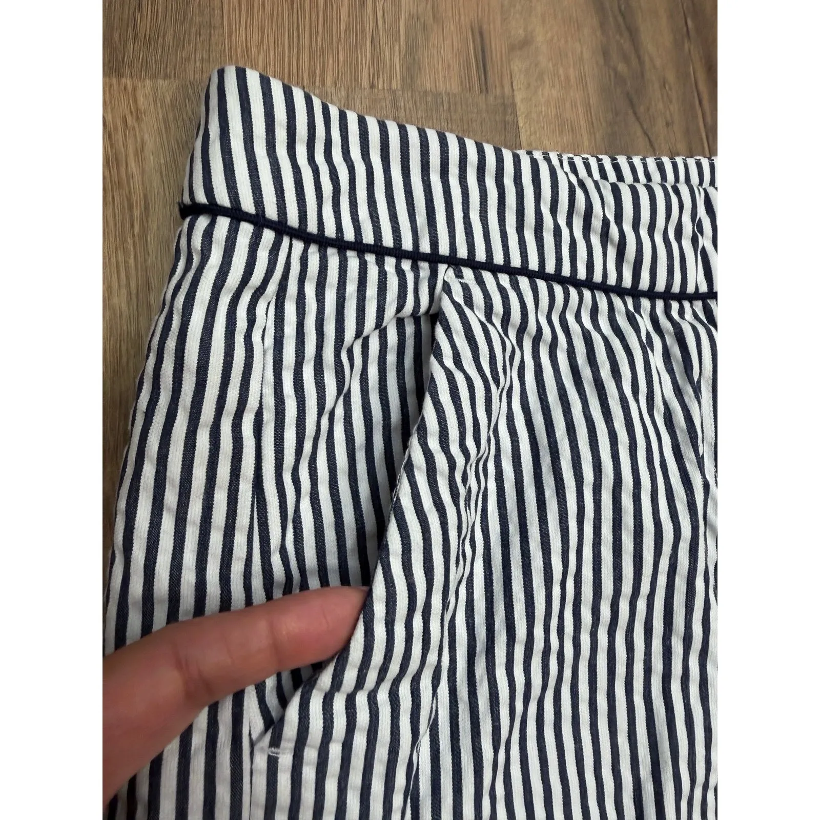 Tommy Hilfiger Navy White Seersucker Striped Cotton Skirt‎ Size 0 - Image 3