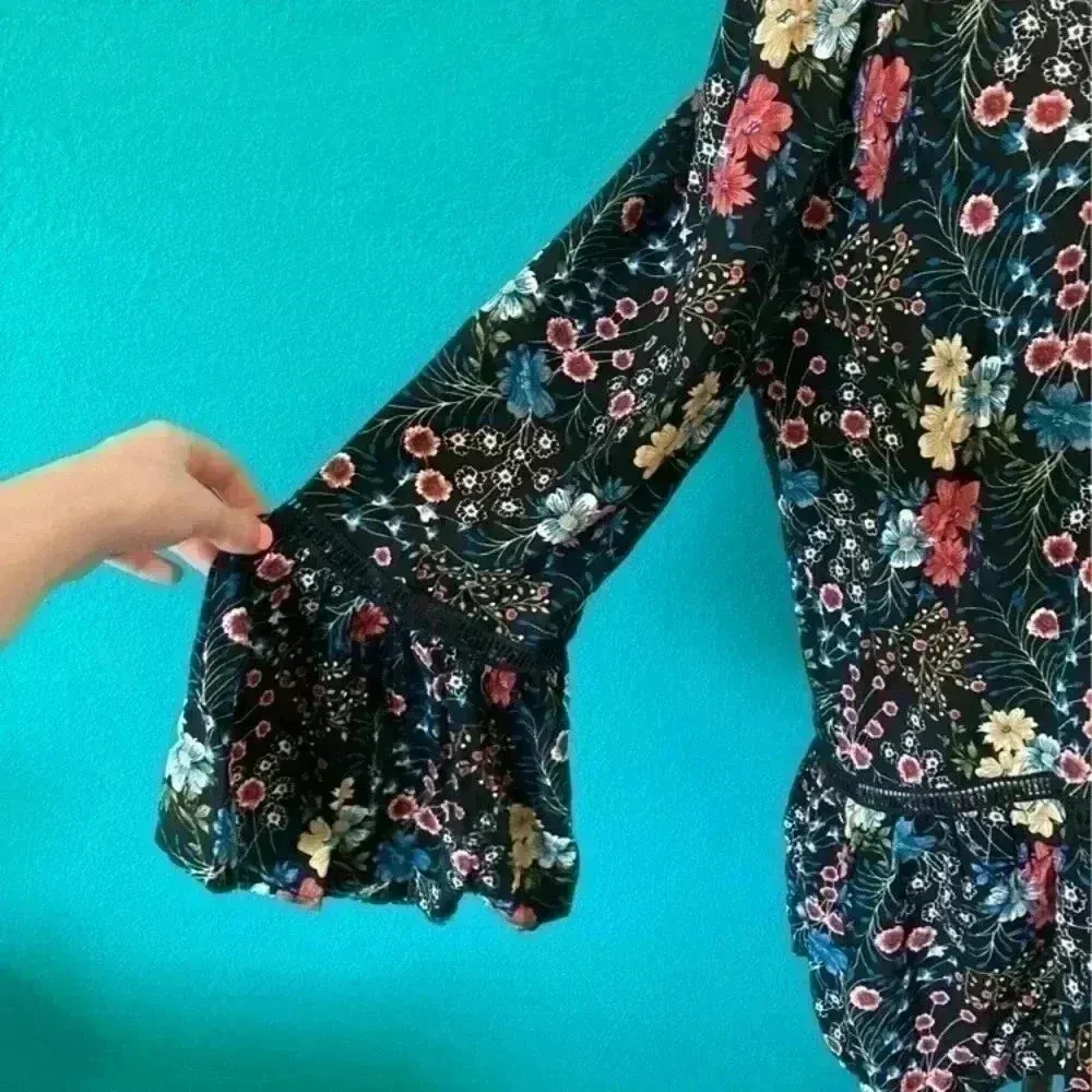 ⭐️ New with tags Grace elements pretty rustic floral blouse with flared sleeves - Image 3