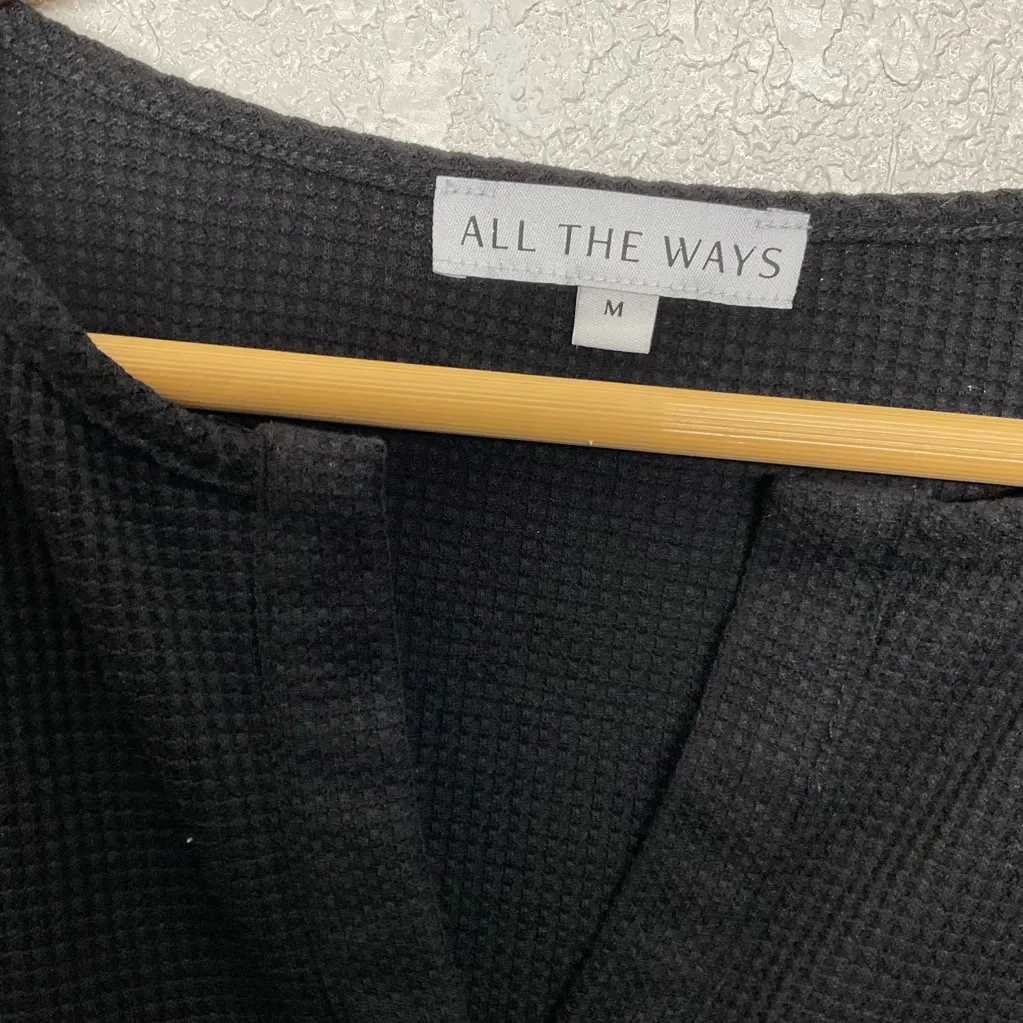 all the ways revolve Crop top M Black Size M - Image 3