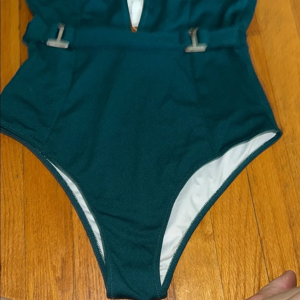 Cupshe green One Piece Swimsuit with Textured Fabric and V-Neckline - Image 3