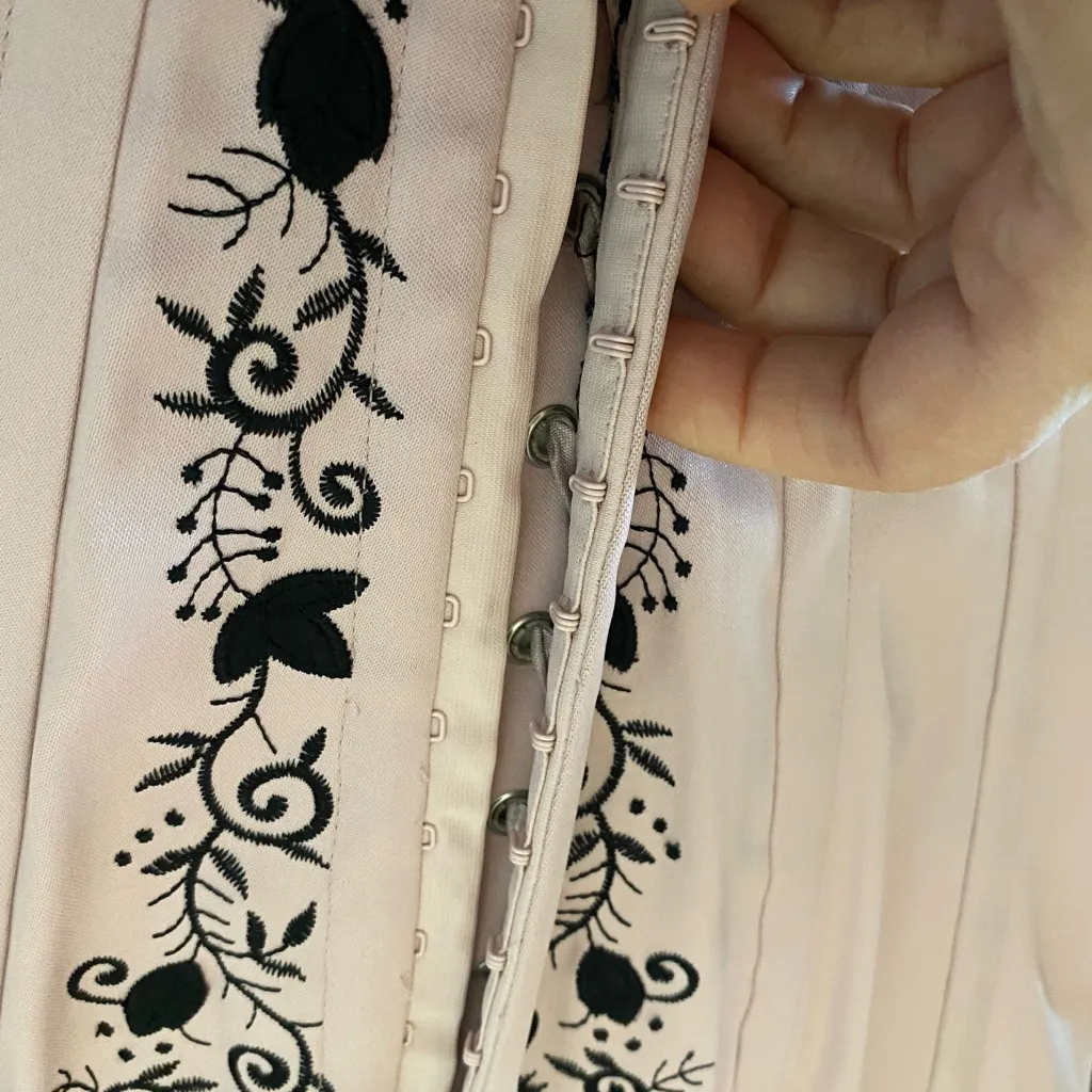 Vintage Y2K Charlotte Russe vintage pink black embroidered corset top coquette - Image 8