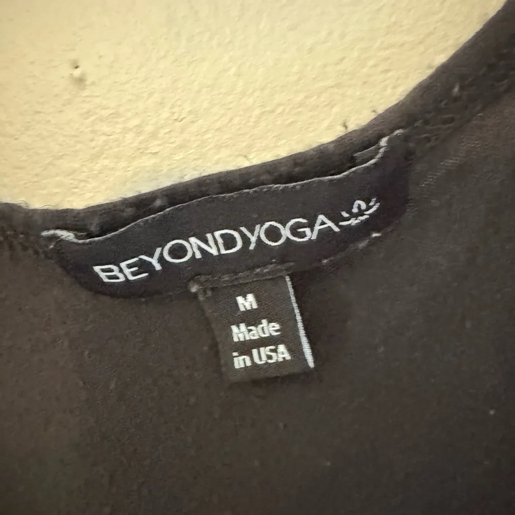 Beyond Yoga Knot A Problem Cropped Tank in Black medium - Image 3