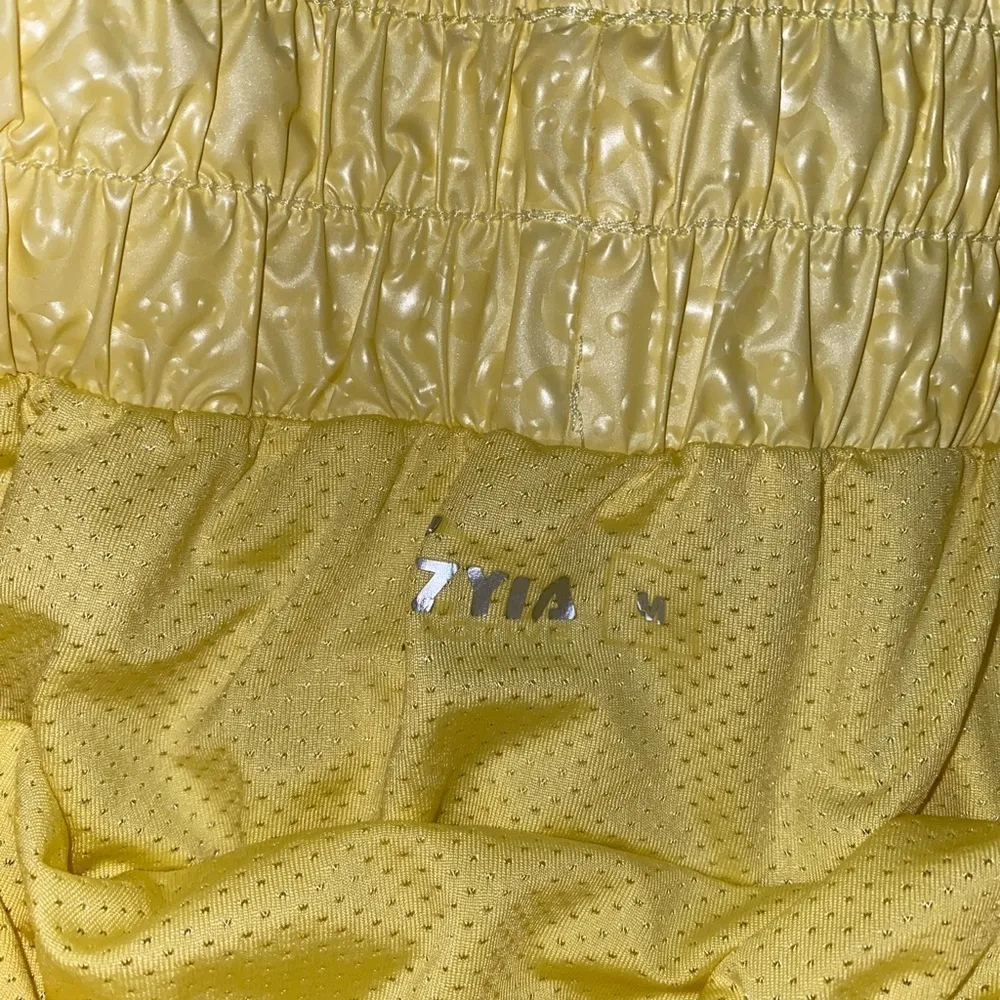 Zyia  Active Lemon Fizzy Bubble Shorts Medium - Image 3