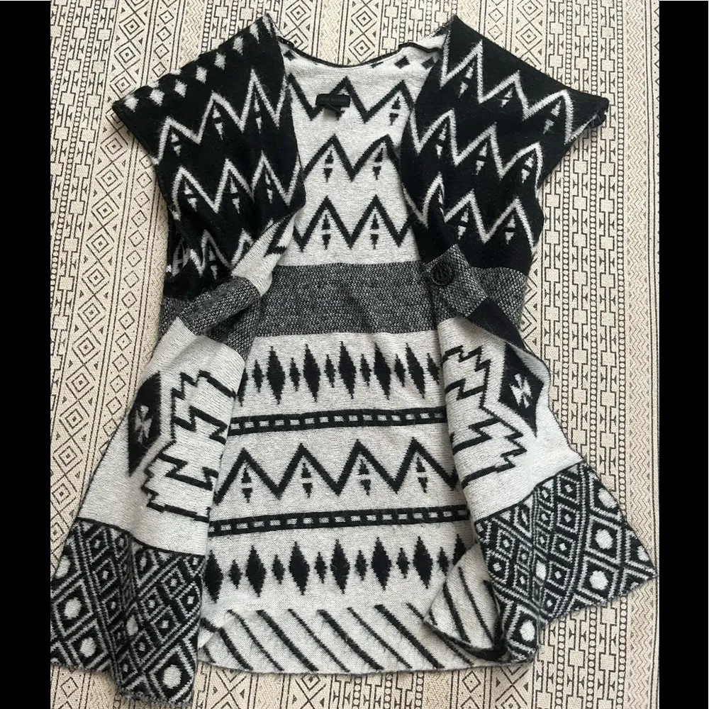 Tribal sweater/ poncho OS - Image 4