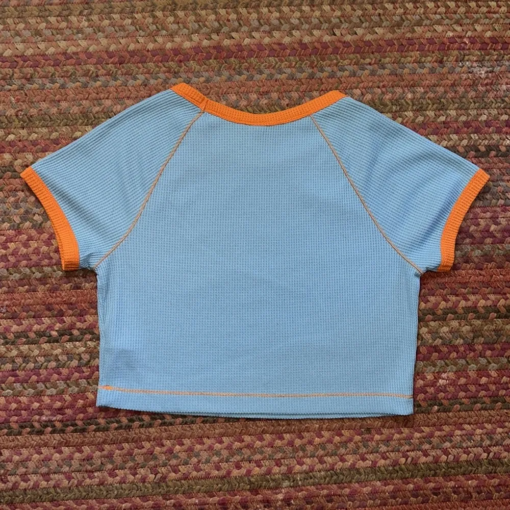 WILD FABLE BLUE WAFFLE KNIT IRANGE TRIM CROP TOP TEE - Image 4