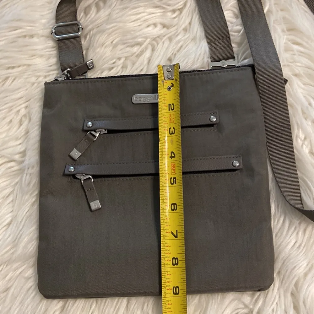 Baggalini Shoulder Bag BNWOT color gray adjustable stripe lots of zippers - Image 4