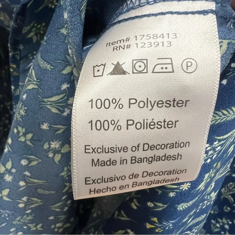 blue floral button down blouse with rounded hem size medium - Image 7