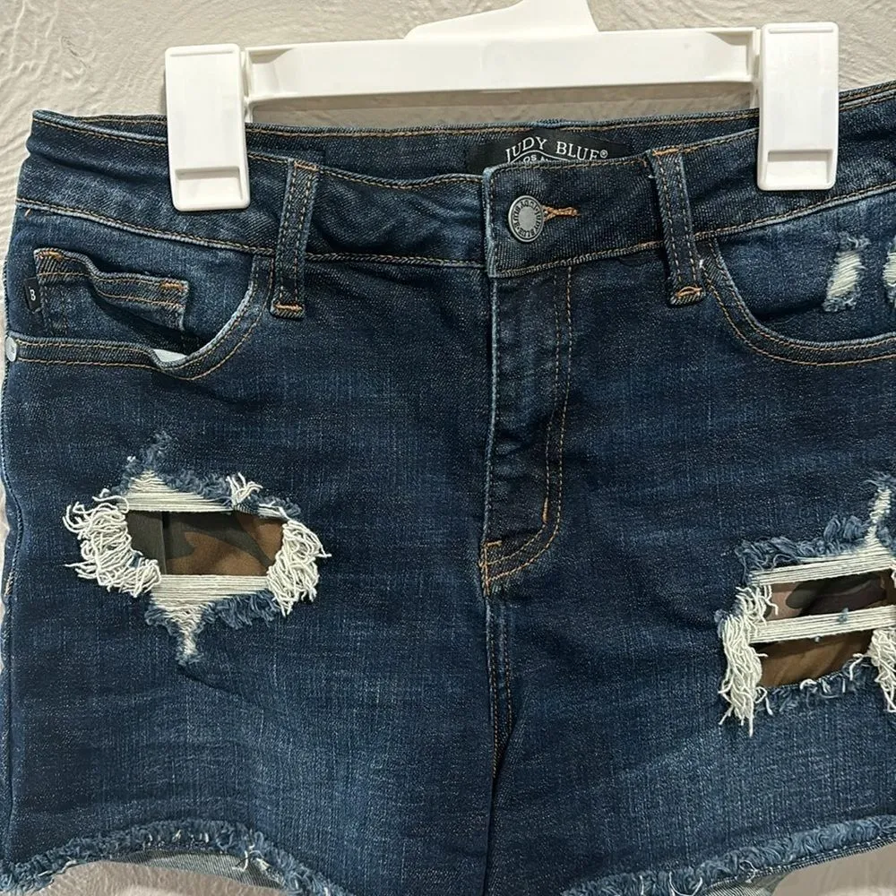 Judy Blue Camo Patch Dark Wash Denim Shorts Size Medium - Image 2