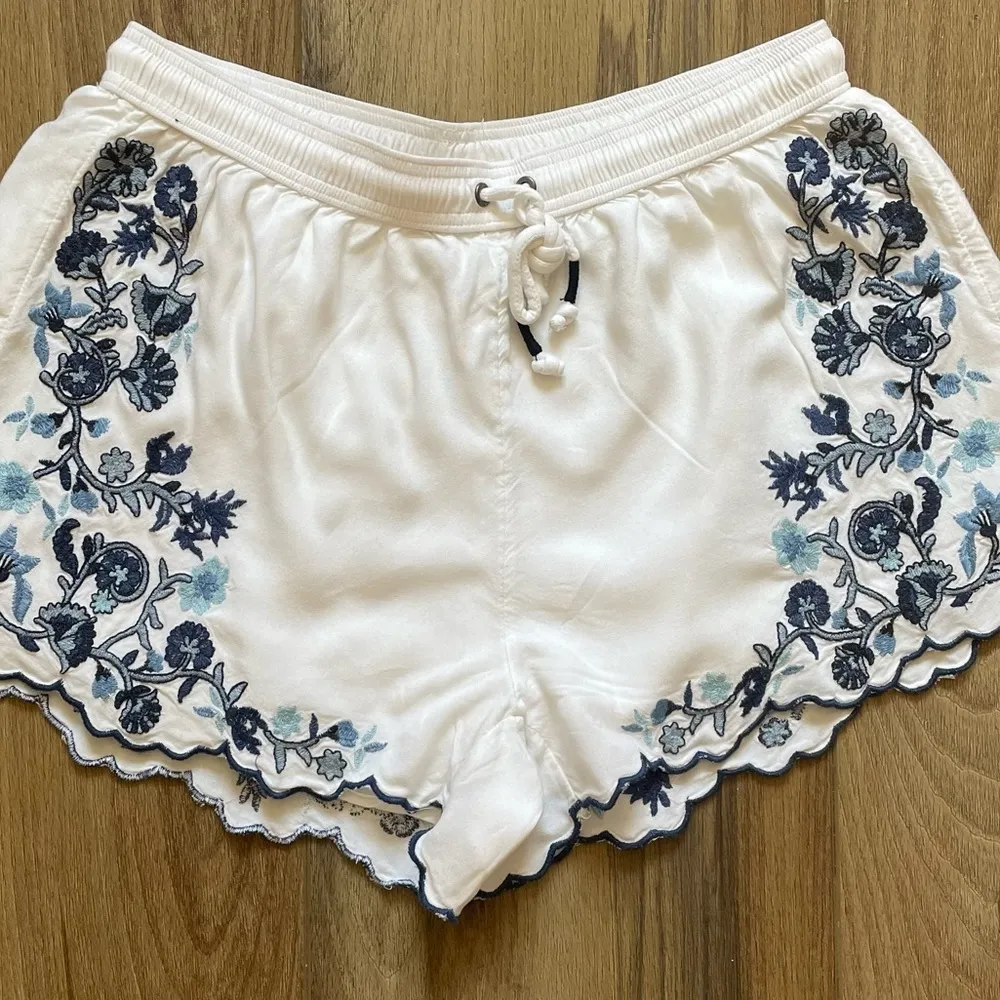 white Shorts with blue embroidered stitching size XS - Image 2