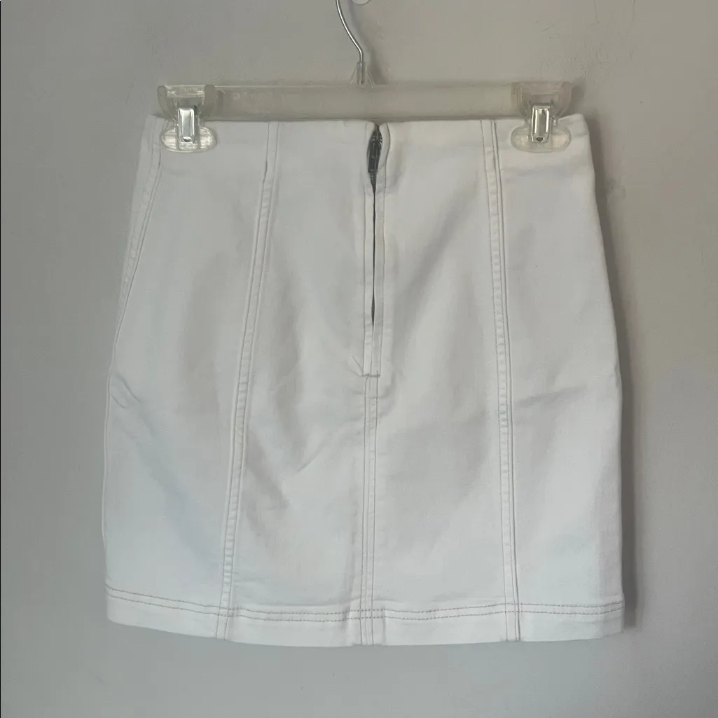 Free People white denim mini skirt, size 4 🖤 - Image 3